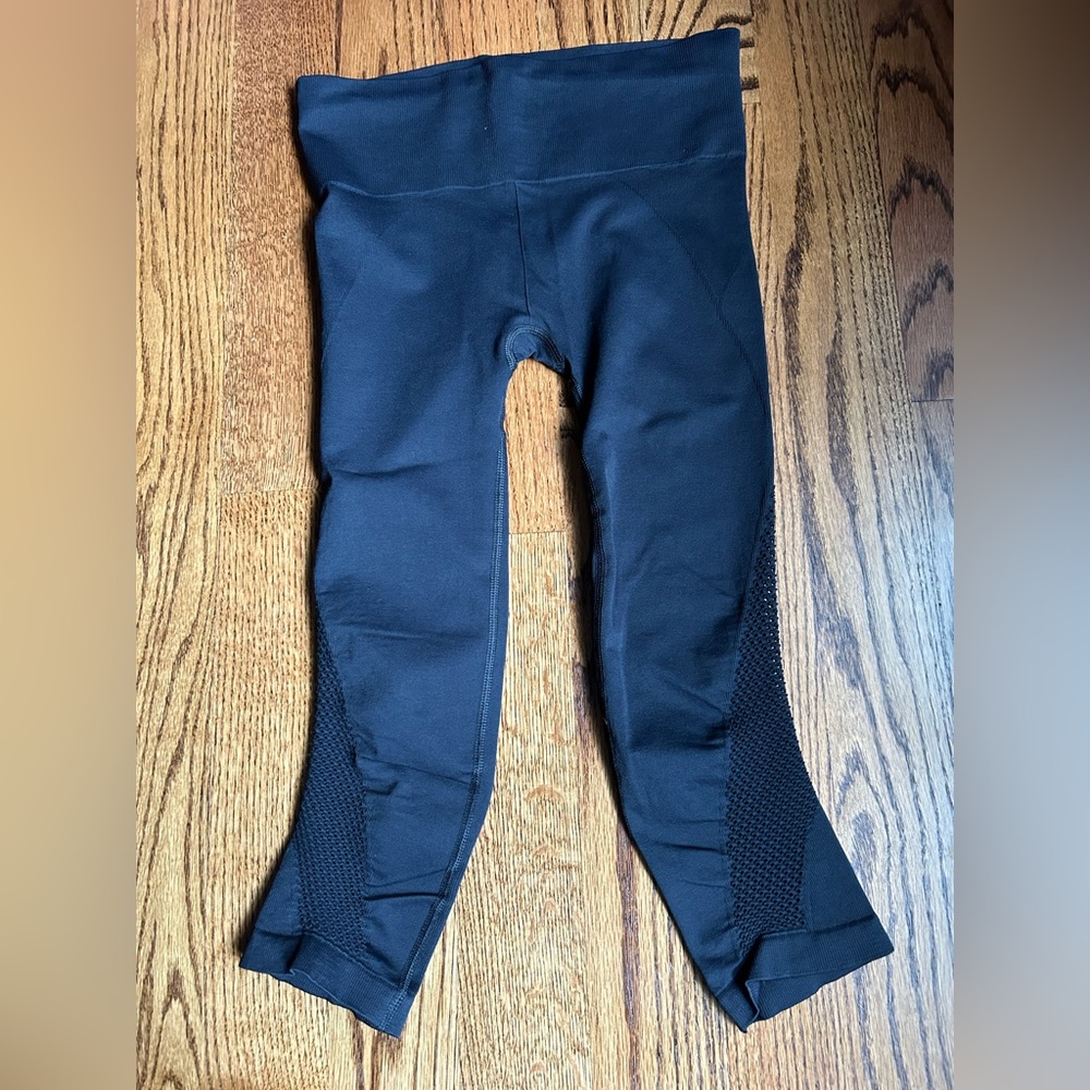 Athleta breakthrough laser cut compressiom capri’s, small